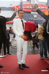 组图：黄晓明携父母赴台宣传 其母称儿子婚姻随缘