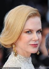 组图：妮可走秀精致长裙华贵 与李安牵手热聊