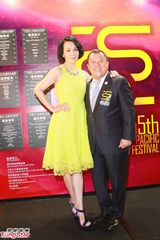 组图：刘嘉玲黄裙亮眼 与曾志伟评审亚太影展