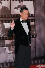 组图：梁家辉亮相金像奖红毯 举手致意