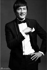 组图：包小柏黑白写真展现成熟男人魅力