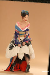 组图：王菀之10月首开个唱 穿和服演绎狂野