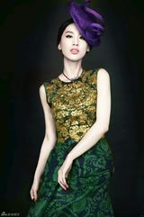 组图：黄圣依抱病拍写真 深V长裙秀性感