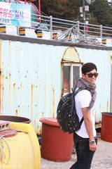 组图：于晓光韩国街拍 白T搭牛仔不失潮范