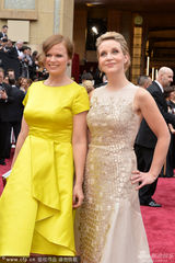 组图：第86届奥斯卡红毯 女星Selma和Kirsikka