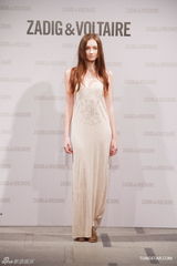 组图：文咏珊清爽亮相时装展 黄耀明展留须造型