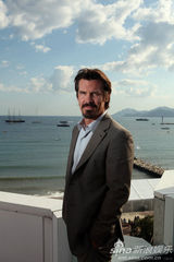 幻灯：《华尔街2》主创拍写真 拉博夫展成熟魅力