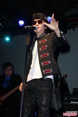 组图：方大同来台开唱黑超耍酷 陶晶莹亮相助阵