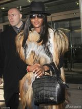 组图：娜奥米-坎贝尔发型大变 爆炸头形象雷人