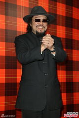 组图：黄小柔出嫁盼造人 穿低胸婚纱挽老公亮相