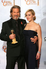 高清图：杰夫-布里吉斯获影帝 搂温斯莱特得意洋洋