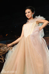 组图：百变翁虹T台“解缚” 跨越时代优雅回归 