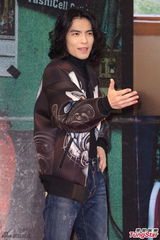 组图：萧敬腾亮相签书会长发飘飘 粉丝挤爆现场