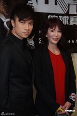 组图：古巨基变明星篮球队经理 阿sa为男友助威