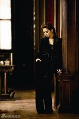 组图：SHE《Elle》古堡写真贵妇装红唇冶艳