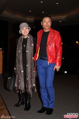 组图：吴千语与林峰合体现身秀钻戒 下车险走光