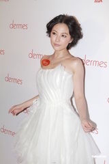 组图：刘心悠婚纱礼服亮相 卓韵芝自曝做“蟹民”