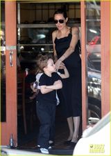 组图：朱莉吊带清爽 携双胞胎孩子亲密有爱