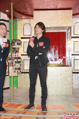 组图：郑伊健获赠水晶机器人 童心未泯最爱游戏