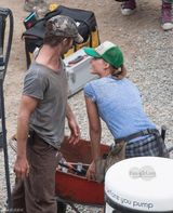 组图：克里斯-派恩新片扒衣露胸肌 罗比秀美腿