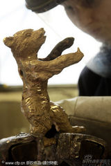 幻灯：柏林电影节开幕在即 金熊奖杯紧张制作迎主人