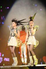 幻灯图集：TWINS合体归来红馆开唱 王祖蓝单膝跪地