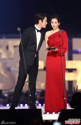 高清：EXO摘MAMA大奖 泫雅贤胜热吻Rain复出