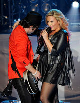 组图：黛米-洛瓦托洛杉矶开唱 挺胸豪唱勾魂四射