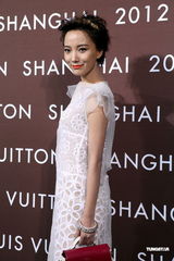 组图：范冰冰野猫造型出席活动 巩俐黑裙保守