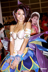 幻灯图：周秀娜演性感女娲 违规强入会展不惧封杀 