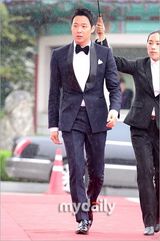 组图：朴有天现身百想西装笔挺帅气逼人