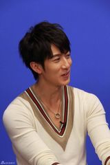 高清组图：吴尊做客新浪花絮照 阳光美男表情百变