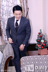 组图：允儿亮相《总理和我》公开拍摄笑颜如花