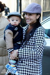 组图：章龄之抱子京郊出游 鬼马潮妈亲子帽亮眼