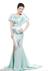 组图：黄小蕾旗袍写真曝光 冷艳不失诱惑