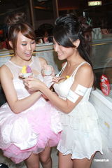 组图：黄榕与靓模玩雪糕涂胸 饱满双峰诱人垂涎