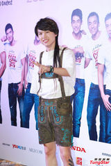 组图：范冰冰助阵COOLGUY 遇痴情粉丝胸前签名