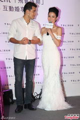 组图：佘诗曼穿婚纱亮相 椎间盘移位明年复工