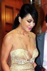 组图：大钟奖红毯星光熠熠 群星华服登场斗艳