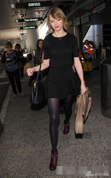 组图：泰勒短发新造型现身 红唇黑裙展古典美