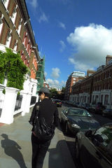 组图：李宇春英国旅行照曝光 阳光清新百变魅力