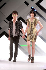 高清图：时装展谢婷婷深V礼服 杨恭如白裙示人