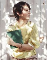 组图：梁咏琪清新杂志封面 曾因爱而遍体鳞伤