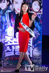 组图：河智苑等宣传《美女三剑客》 姜艺媛裸背