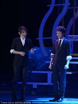 组图：央视春晚刘谦搭档李云迪变魔术《魔琴》