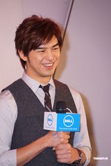 组图：陈柏霖视频聊天维系感情 工作中过白色情人节