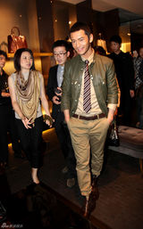 高清图：黄晓明为妈妈买包 呼吁健全演员安全保障