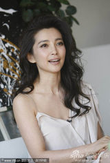 高清图：李冰冰受访换三套 白裙清纯随性红裙妩媚