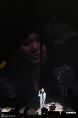 组图：张智霖个唱动情流泪 郭富城张柏芝助阵 