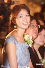 幻灯图：林志玲浅蓝洋装出镜 尽显知性优雅一面